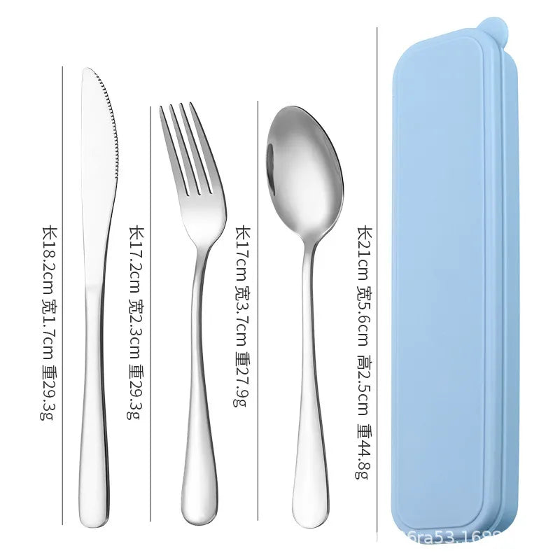  The image displays a stainless steel knife, fork, and spoon laid out side by side with dimensions and weights provided for each item. Next to them is a light blue, rounded rectangular storage box. The knife is 21 cm long and 39 g, the fork is 17 cm and 27 g, the spoon is 21 cm and 48 g, and the closed box measures 25.5 cm in length.