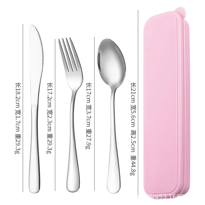 The image displays a stainless steel knife, fork, and spoon laid out side by side with dimensions and weights provided for each item. Next to them is a pink, rounded rectangular storage box. The knife is 21 cm long and 39 g, the fork is 17 cm and 27 g, the spoon is 21 cm and 48 g, and the closed box measures 25.5 cm in length.