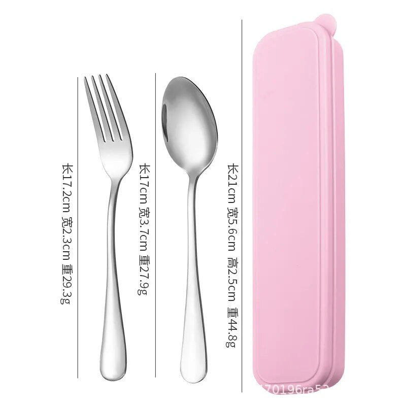  image displays a fork, and spoon laid out side by side with dimensions and weights provided for each item. Next to them is a light blue, rounded rectangular storage box. The knife is 21 cm long and 39 g, the fork is 17 cm and 27 g, the spoon is 21 cm and 48 g, and the closed box measures 25.5 cm in length.