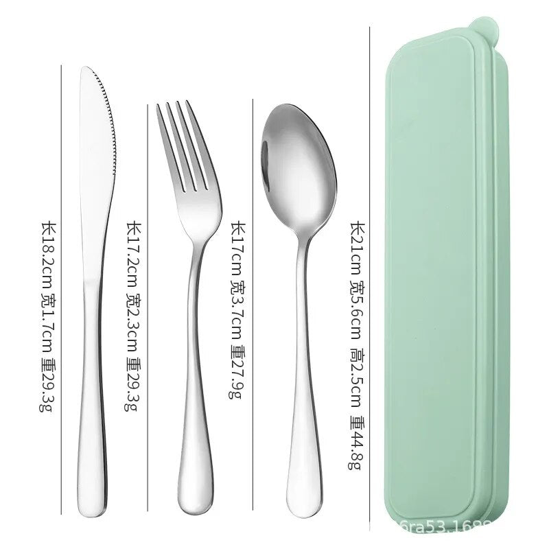 The image displays a stainless steel knife, fork, and spoon laid out side by side with dimensions and weights provided for each item. Next to them is a green, rounded rectangular storage box. The knife is 21 cm long and 39 g, the fork is 17 cm and 27 g, the spoon is 21 cm and 48 g, and the closed box measures 25.5 cm in length.